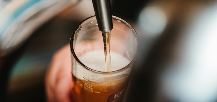 Barman zákazníkům do piva naléval tekutinu z odkapávací nádoby