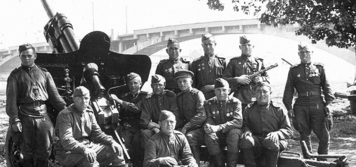 Nejslavnější fotka osvoboditelů města před mostem T. G. Masaryka. Jak to vlastně bylo s koncem války v Kralupech? 
