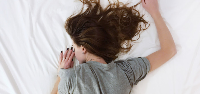 Čistá postel není jen o povlečení, je třeba každý týden zkontrolovat stav pod ní. Spaní na vrstvě prachu může vyvolat četné zdravotní potíže 