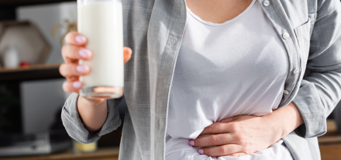 Jedním z příznaků alergie na laktózu je i bolest břicha