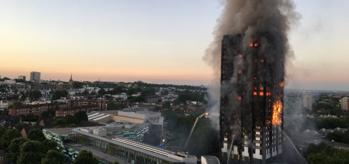 Dne 14. 6. 2017 vypukl požár bytové věže Grenfell Tower. Vyžádal si 72 obětí