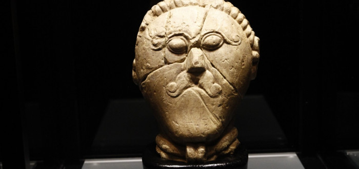 Kamenná plastika hlavy byla nalezena v těsné blízkosti významné keltské archeologické lokality 0,5 km jižně od Mšeckých Žehrovic