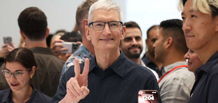 Tim Cook s novou vlajkovou lodí firmy, telefonem iPhone 16 pro