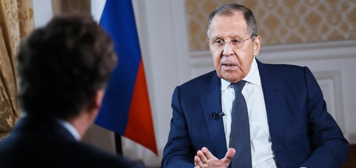 Sergej Lavrov v rozhovoru s Tuckerem Carlsonem opět papouškoval Putinovy lži o Ukrajině