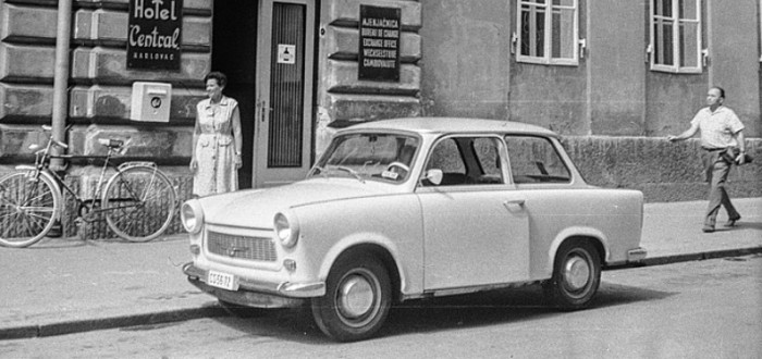Kdo měl Trabanta, většinou na něj vzpomíná s nostalgií. Byl hlučný, zapáchal, ale o bezpečí se mluvit moc nedalo. Přesto si k němu člověk vytvořil vztah