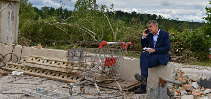 České vlády historicky spoléhají v těžkých chvílích na lidi a jejich smysl pro solidaritu. I Andrej Babiš se na tornádem zdevastovaných místech spíše fotil, než aby se třeba zajímal o aktuální potřeby dobrovolníků