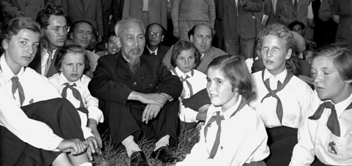 Tyto děti měly v roce 1957 to štěstí, že je na pionýrský tábor přijel navštívit tehdejší prezident spřáteleného Severního Vietnamu Ho Či Min. Co všechno se při tom dozvěděli, už asi zůstane tajemstvím