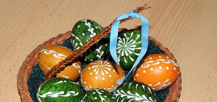 Mezi tradiční symboly Velikonoce patří pomlázka a barvená vejce. 