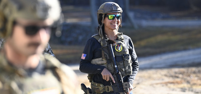 Tulsi Gabbard má k armádě i ke zbraním velmi blízko. Bojovala i v Iráku