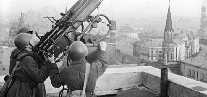 Sovětská protiletadlová obrana instalovaná na střeše hotelu Moskva