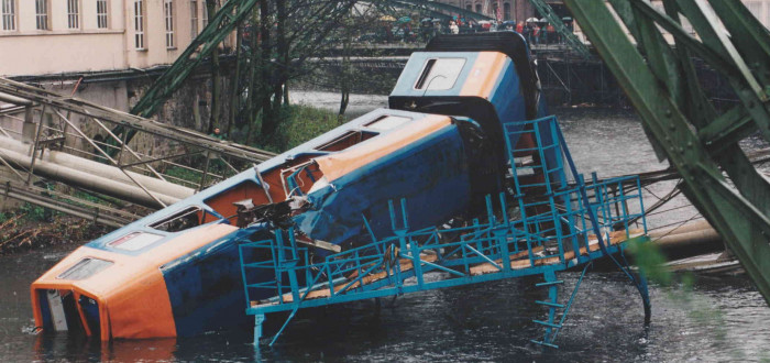 Souprava visuté dráhy se při nehodě v roce 1999 zřítila do řeky Wupper
