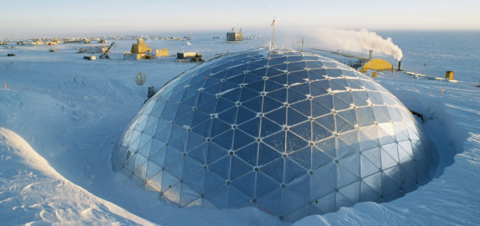 Exteriér geodetické kupole, který pokrývá základní budovy na americké stanici Amundsen-Scott. Pomáhá mapovat nejen okolí
