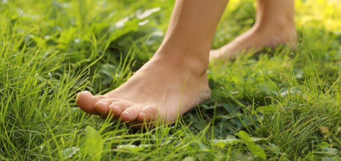 Některé z nejčastějších příčin bolesti nohou jsou ploché nohy, špatné držení těla, chybná obuv nebo přetížení svalů nohou