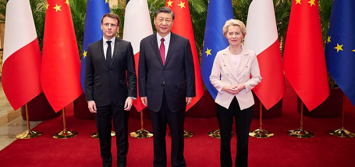 Emmanuel Macron, Si Ťin-pching a Ursula von der Leyen. Co se zdálo možná ještě před nějakou dobu jako těžko uvěřitelné, je dnes realitou