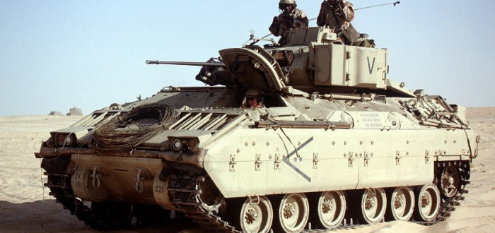 Vozidlo M2A1 Bradley. Tyto zbraňové prostředky dodávají USA Ukrajině