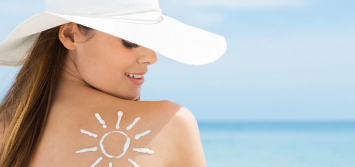 Důležité je při ochraně kůže nezapomínat ani na vlasovou pokožku. Její nadměrné vystavení slunečním paprskům může způsobit vypadávání vlasů