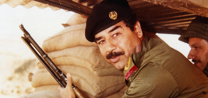 Saddám Husajn: Přesvědčený o své dokonalosti, paranoidní, krutý, bez emocí - nepřipomíná nám to někoho? 