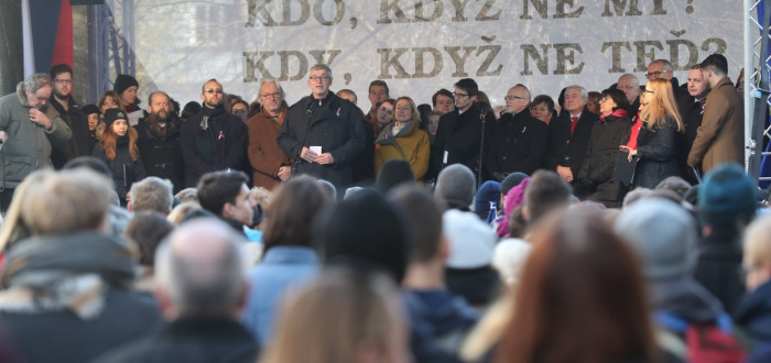 Na shromáždění na Albertově vystoupili zástupci vysokých škol i bývalí studentští vůdci