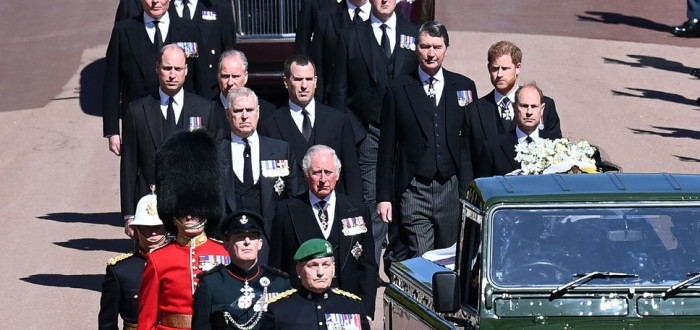 Princové William a Harry při smutečním pochodu na rozloučení s princem Philipem