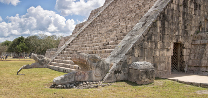 Pyramida Kukulkána (Opeřeného hada) byla Španěly nazývaná El Castillo