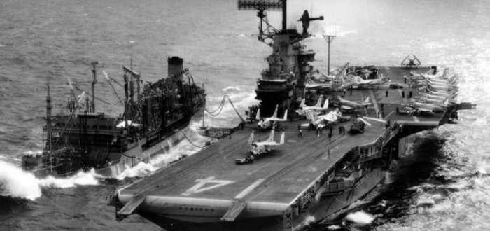 Letadlová loď USS Ticonderoga v roce 1966
