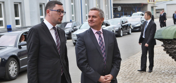 Úředníci Kanceláře prezidenta republiky Ovčáček a Mynář požívají ve svých funkcích zvláštní výhody