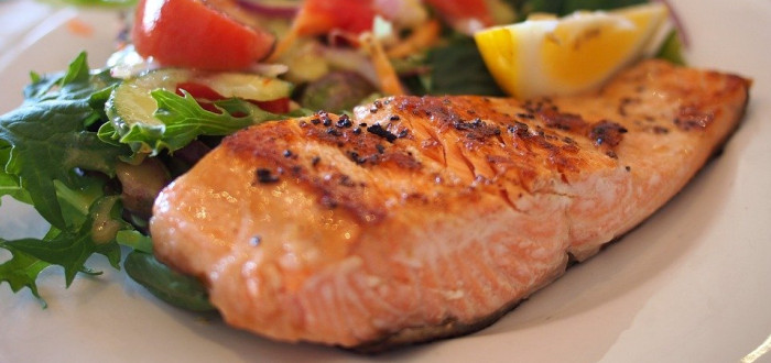 Již jedna porce masa (třeba právě lososa) denně může zajistit dostatečný přísun vitamínu B12
