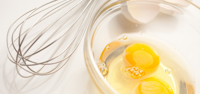 Nižší množství cukru v receptu můžete vykompenzovat našleháním vajec