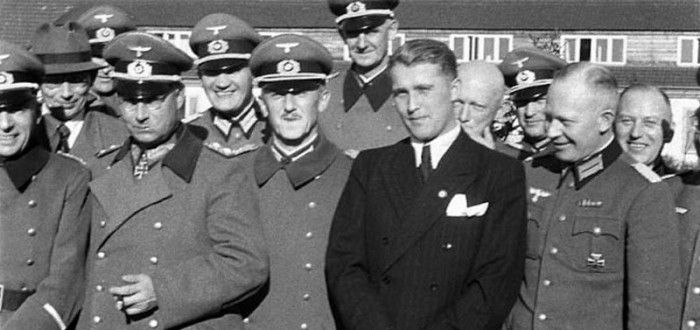 Mladý Wernher von Braun (uprostřed v obleku) v roce 1941 