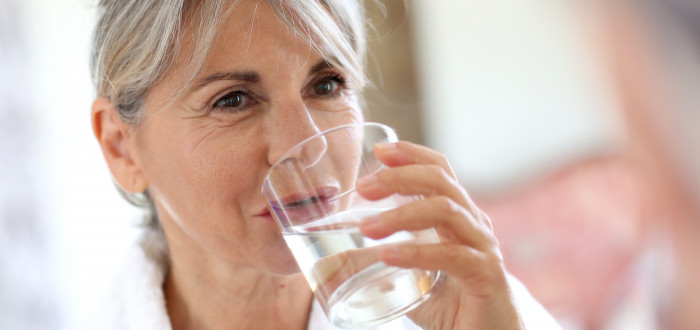 Obyčejné pití vody před spaním vám může způsobit celou řadu vážných zdravotních problémů