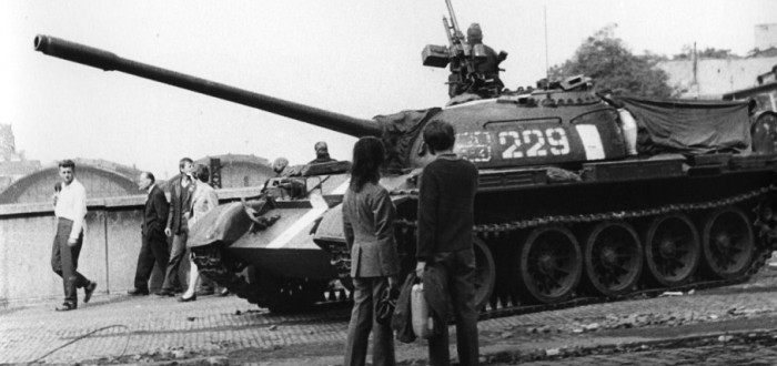 Sovětský tank v Československu. Obyvatelé napadené země nevěřili 21. srpna 1968, že je přišel okupovat vlastní spojenec