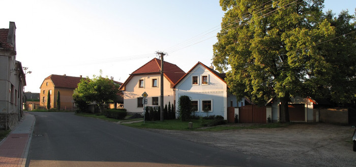 Náves obce Klučov, kde vystoupil z vlaku opilý Gančarčík a zavraždil 3 ženy.
