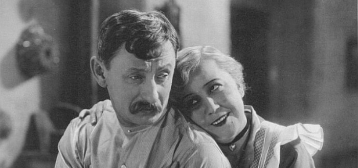ilm Anton Špelec ostrostřelec z roku 1932 je jedním z nejznámějších v Burianově tvorbě. Jeho nadčasové komediální herectví tak obdivujeme dodnes. Na smínku je král komiků spolu s Růženou Šlemrovou.