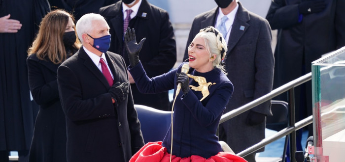 Lady Gaga přišla zazpívat hymnu v šatech od francouzské značky Schiaparelli, kterou ovšem vede Texasan