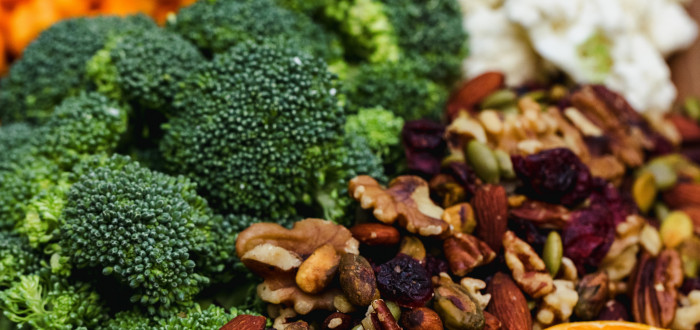 Snížit vysokou hladinu cholesterolu v krvi vám pomůže mimo jiné i zařazení většího množství zeleniny, oříšků a semínek do jídelníčku