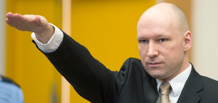 Breivikovi se ve vězení nelíbí. U soudu se ale nechoval zrovna vzorně