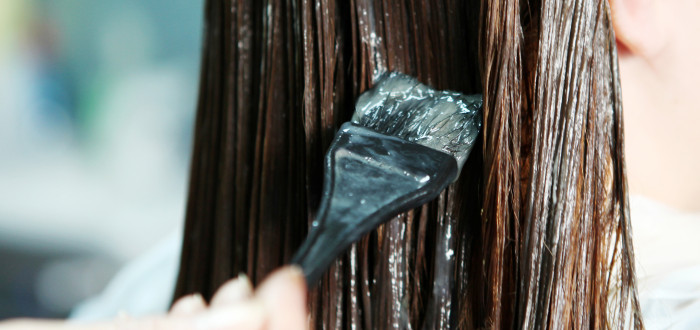 Obarvení pokožky při barvení vlasů můžete zabránit pomocí vazelíny