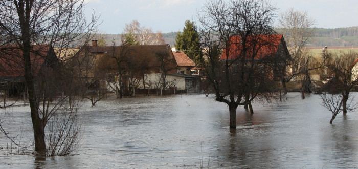 Voda na silnici, na zahradě, v domě - když se příroda rozhodne bojovat, člověk příliš šancí nemá