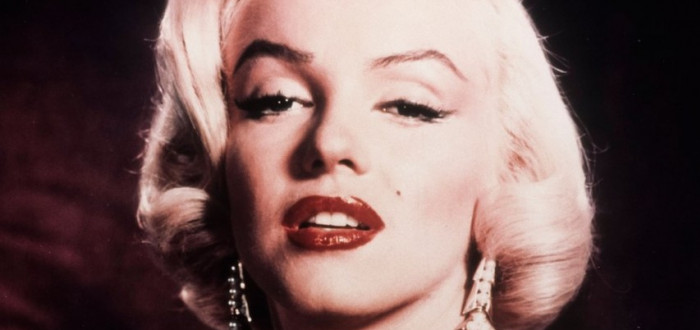 Většinu dětství strávila Marilyn Monroe v pěstounské péči a sirotčinci, v roce 1946 pak podepsala smlouvu s filmovým studiem Twentieth Century Fox a věnovala se modelingu