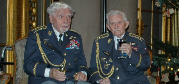 František Peřina (vpravo) ve společnosti dalšího válečného letce Františka Fajtla