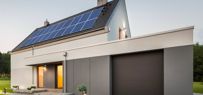 Jakmile je fotovoltaika na střeše, připravená ke spuštění, odešle instalační firma distribuční společnosti žádost o tzv. první paralelní připojení výrobny