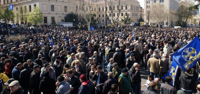 Masové demonstrace v Gruzii proti kontroverznímu zákonu jsou důkazem toho, že v zemi existuje občanská společnost, která ale naráží na stále přítomné autoritářské tendence