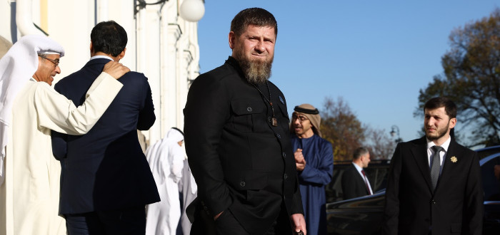 Ramzan Kadyrov se nejdřív chtěl mstít, pak se ale uklidnil a posloužil tatíčkovi Putinovi jako vítač