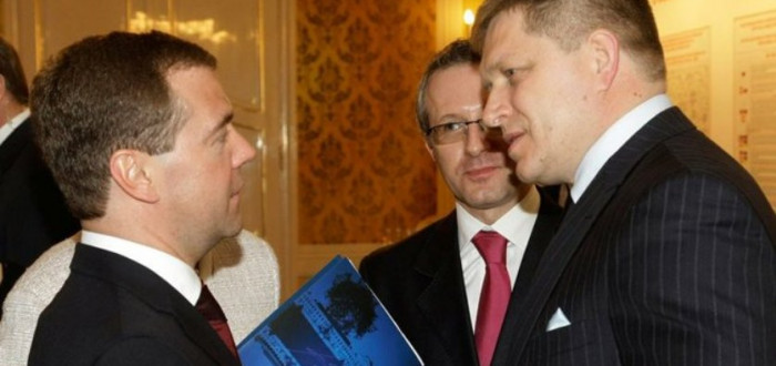 Robert Fico razí proruský kurz a v případě svého vítězství v podzimních předčasných volbách by stočil zahraničně-politické kormidlo směrem na Východ. Na snímku s tehdejším ruským prezidentem Dmitrijem Medveděvem