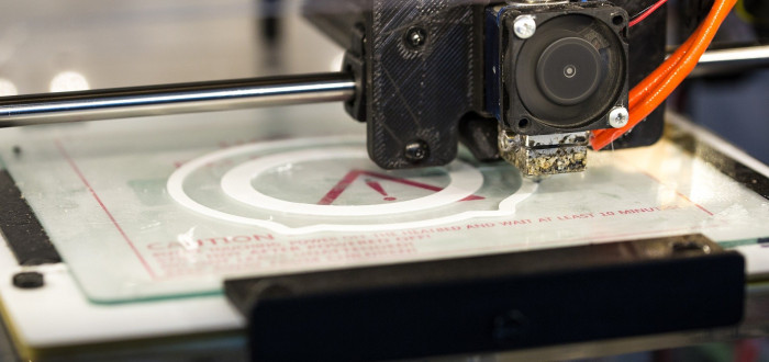 Jedna 3D tiskárna vyrobí 70 až 100 respirátorů denně