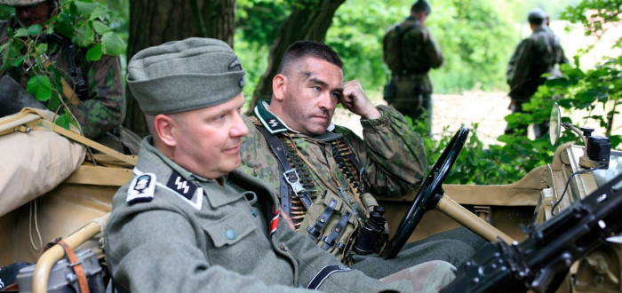 Waffen-SS byly jednotky SS určené k běžným vojenským operacím. Na konci války zahrnovaly přibližně 950 000 mužů, byly vedeny Heinrichem Himmlerem