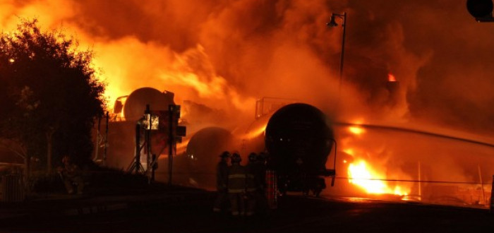 Požár po vykolejení vlaku s lehkou ropou stál život 47 lidí