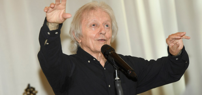 Václav Neckář byl v den svých 79. narozenin odvezen do nemocnice