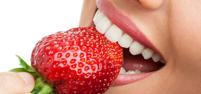 S vybělením vašich zubů vám pomohou třeba jahody