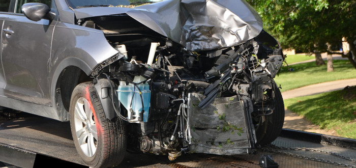 Silně poškozené auto po nehodě